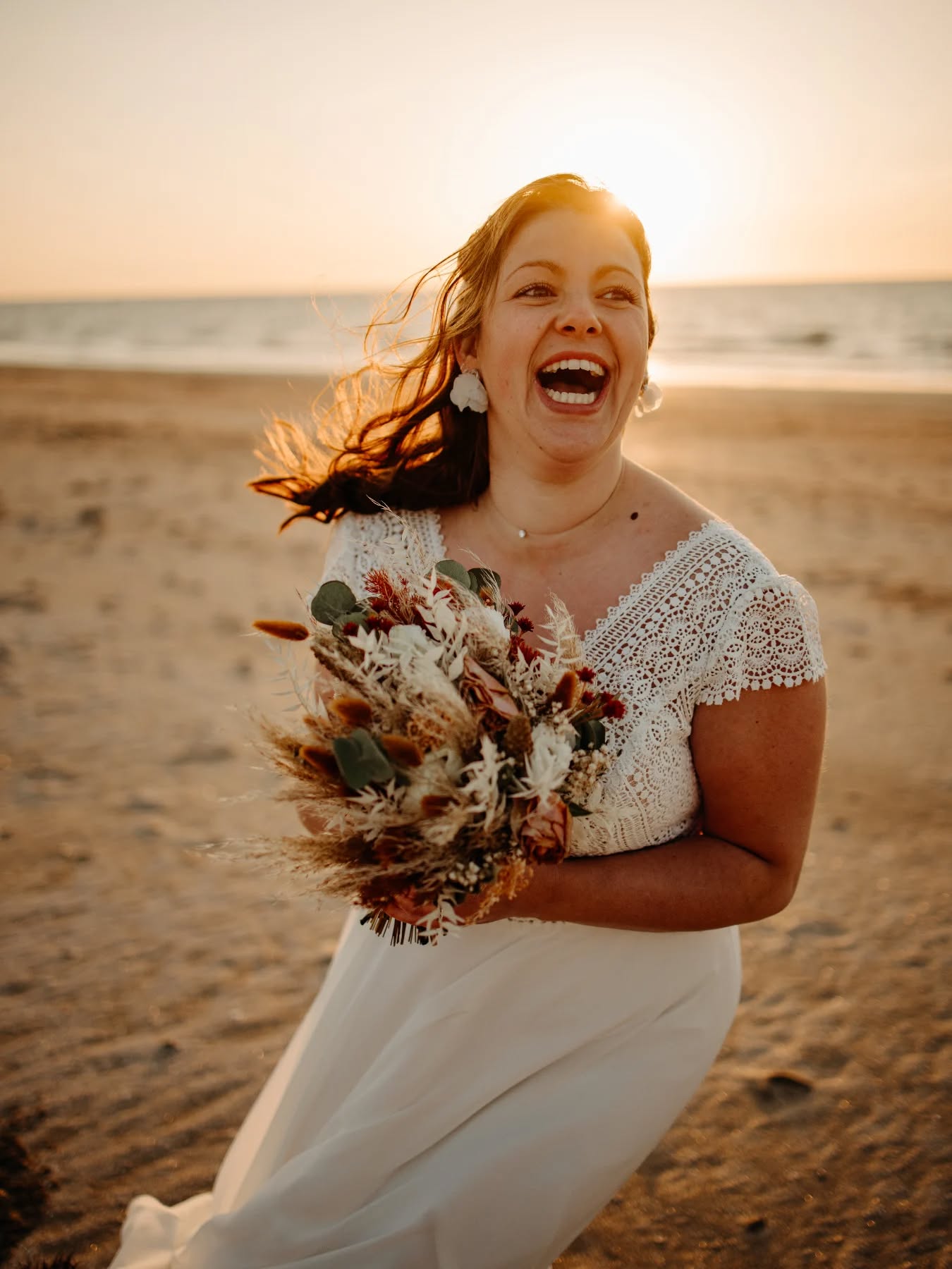 Quelques jours après son mariage, j'ai rencontré @marionsre.photographie et son chéri sur la plage pour de belles photos au coucher du soleil 🥰 

On en parle de cette mariée solaire et souriante 🤩 

Ils ont bravé le froid et le vent, merci à eux pour leur confiance. C'est toujours gratifiant quand une photographe me contacte pour ses souvenirs 🥹🫶🏻

N'hésitez pas à aller voir son travail 📸😉 

#goldenhour #photomariage #mariageplage #mariagenormandie #mariage2026 #photographenormandie #honfleur