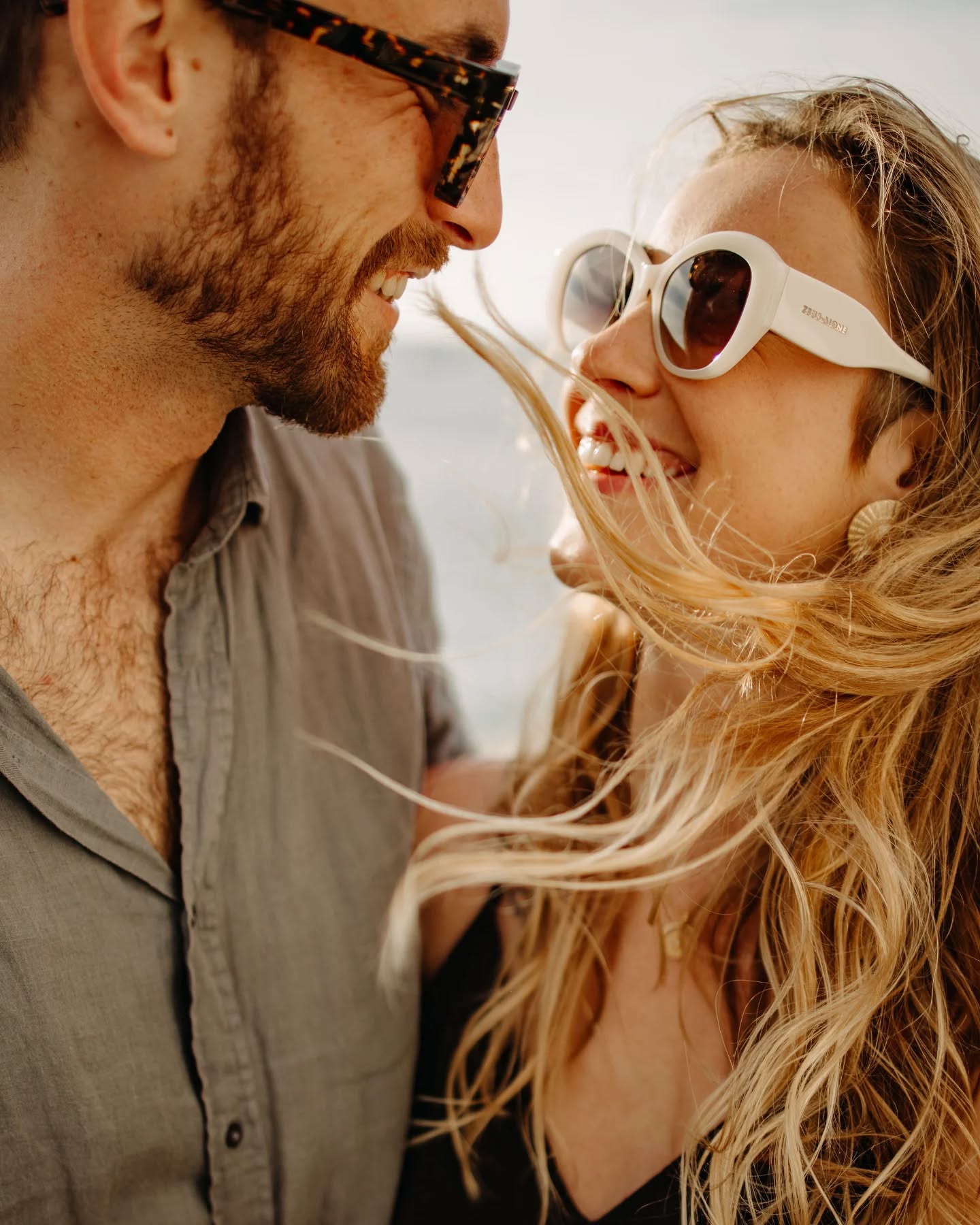 Plus vous vivez pleinement vos émotions, plus les photos seront fortes ! 🥰

Il n’y a rien à prouver, rien à contrôler.
Juste à ressentir. À vous laisser porter.
Rire, vous regarder avec tendresse, vous prendre dans les bras…
C’est dans ces gestes simples que la magie opère ! ✨

Pas besoin d’en faire trop, juste d’être vous !
Plus vous êtes connectés l’un à l’autre, plus vos photos seront vraies, intenses, vibrantes 🤩

Alors oui, soyez démonstratifs, tendres, expressifs.
Laissez parler vos gestes, vos regards, votre amour.
Je m’occupe du reste ! 🤗

Workshop Amor y Mar par @emilieeychenne
MUA & bijoux : @sarah_fekir
Lunettes : @labellevue_40
Couple : @mamawaves_
Organisation : @collection.pointue
Partenaires : @matisseopro @neurapix @lomographyfrance @atelier.bechou 

#seancecouple #photocouple #photographenormandie #seancephotocouple #photographerouen #photographecaen #photographelehavre