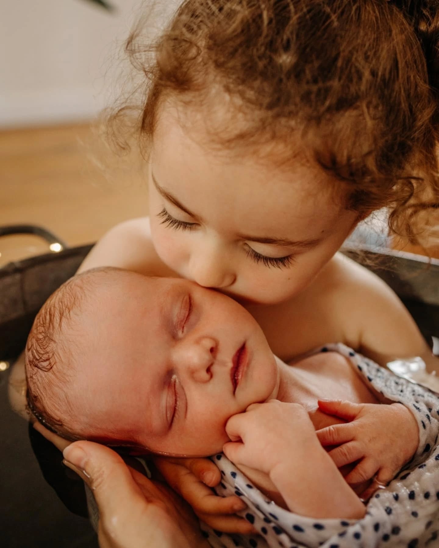 Un bain plein de tendresse avec cette grande sœur aux petits soins pour son petit frère, c'était tellement émouvant 🥹♥️ 

Merci à Jennifer @petit_pas_petit de me faire vivre ces instants précieux 🫶🏻

#photographenormandie #bainbebe #tbb #thalassobainbebe #photographebebe #photographerouen #photographelehavre #photographecaen