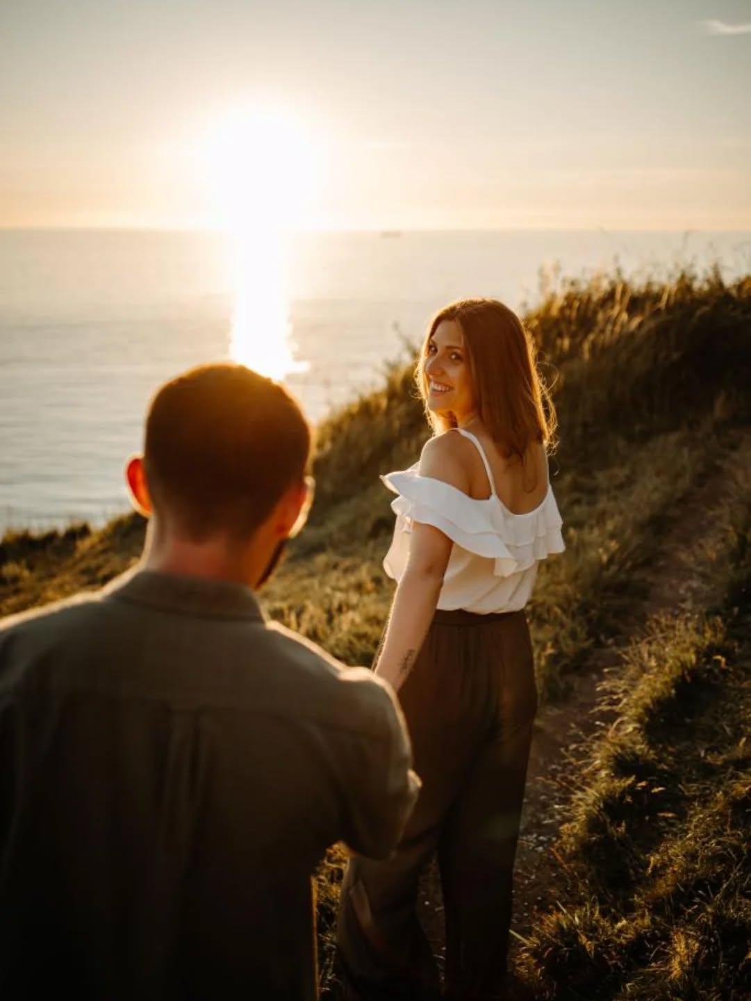En attendant de pouvoir finir leur galerie à mon retour de vacances, voici un petit avant goût de la séance engagement de mes petits mariés ! 😍 Les lumières de couchers de soleil, vraiment, j'en suis amoureuse ! 

Cette petite pause va me faire le plus grand bien car ces derniers temps, je travaillais jusqu'à des heures pas possibles pour pouvoir vous rendre vos galeries à temps. J'ai accumulé énormément de retard de sommeil !

Maintenant, je lâche prise, et me dis que de toute façon, je dois attendre mon retour pour vous rendre les galeries, l'ordi ne m'a pas suivi pour ces vacances ! 😎 

Je vous partagerai peut-être quelques petites photos sur le feed 😉

 #coupleetretat #photographeetretat #photographenormandie #etretat #couchersoleil #photographenormandie