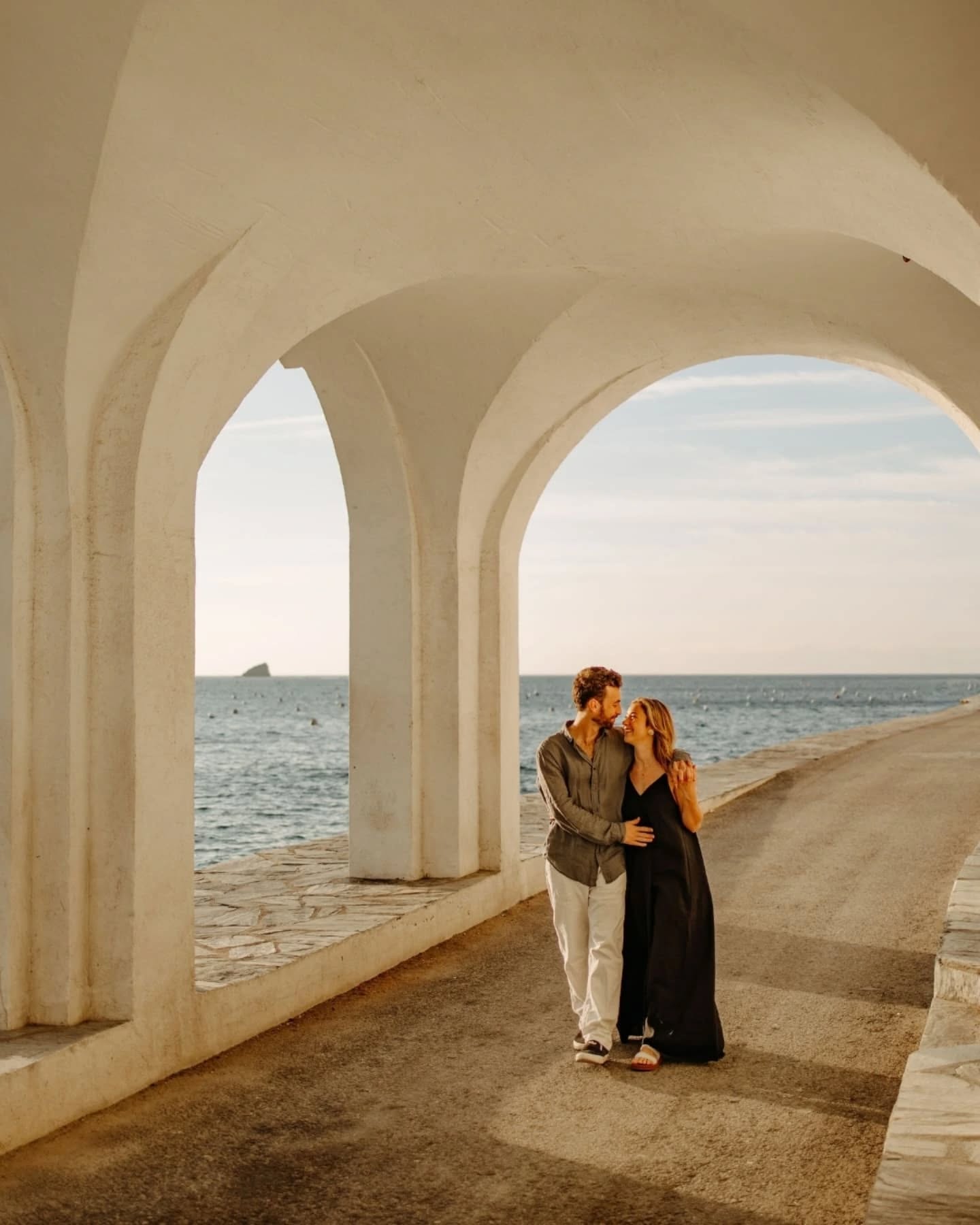 Je ne vous ai pas beaucoup montré encore de photos de mon petit séjour en Espagne il y a quelques mois. Pourtant la séance que l'on a réalisée fait partie des plus belles que j'ai eu l'occasion de photographier. Le secret ? Être vous, vous laissez aller à vos émotions, c'est ce qui fait la différence ! 🫶🏻

La rentrée arrive à grand pas, le rythme de travail va redevenir normal, et avec plus de publications ici ✨ et aussi la reprise de tout ce que je dois mettre en place suite à cette formation de dingue ! 

Workshop Amor y Mar par la talentueuse @emilieeychenne
MUA & bijoux : @sarah_fekir
Lunettes : @labellevue_40
Couple : @mamawaves_
Organisation : @collection.pointue
Partenaires : @matisseopro @neurapix @lomographyfrance @atelier.bechou

#photographecouple #cadaques #photographenormandie