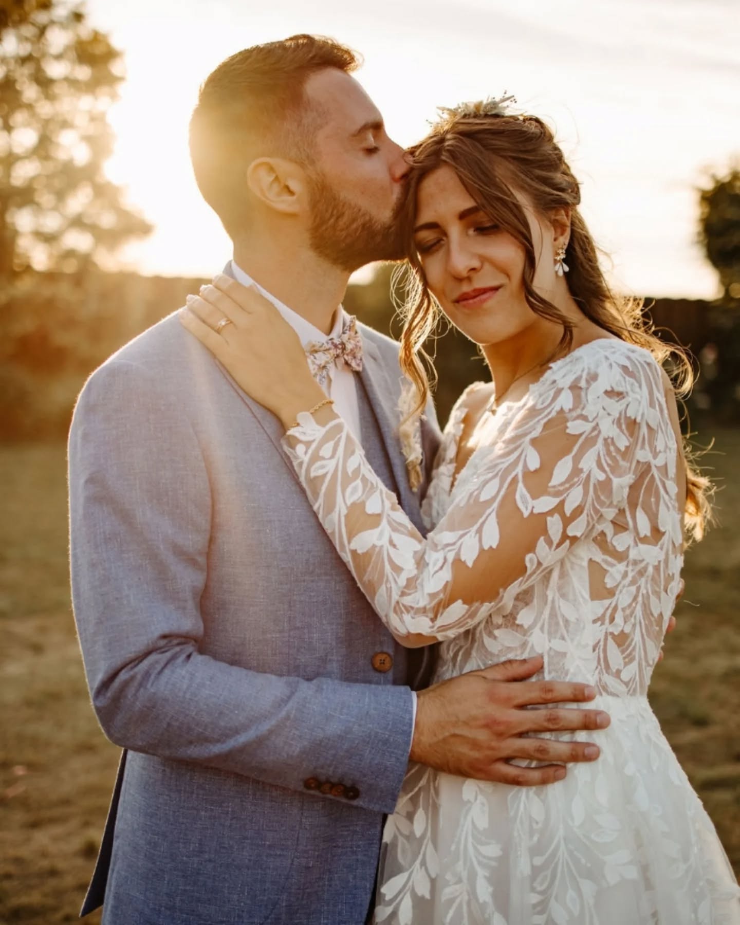 Un petit extrait de ce mariage tellement émouvant ! ✨ 

Cette saison m’a gâtée 🤩 j’ai eu la chance de photographier des mariés exceptionnels ! Ma saison n’est pas encore terminée, il me reste deux mariages à immortaliser qui seront tout aussi beaux 😍

J’espère que 2026 sera aussi riche en émotions que 2025, c’est bien parti en tout cas 🥰

Merci pour votre confiance 🫶🏻 

Lieu : @manoir_henri_4 
Robe : @showroomdumariageboutiques
Costume : @latelier5
Mise en beauté : @112haircoiffure
@dc_beauty27
Fleurs : @tourbillon_vegetalfr 
Dj : @yann_vico_dj

#mariage2026 #photographemariage #mariagenormandie #photographenormandie #photocouple #photomariage #normandie