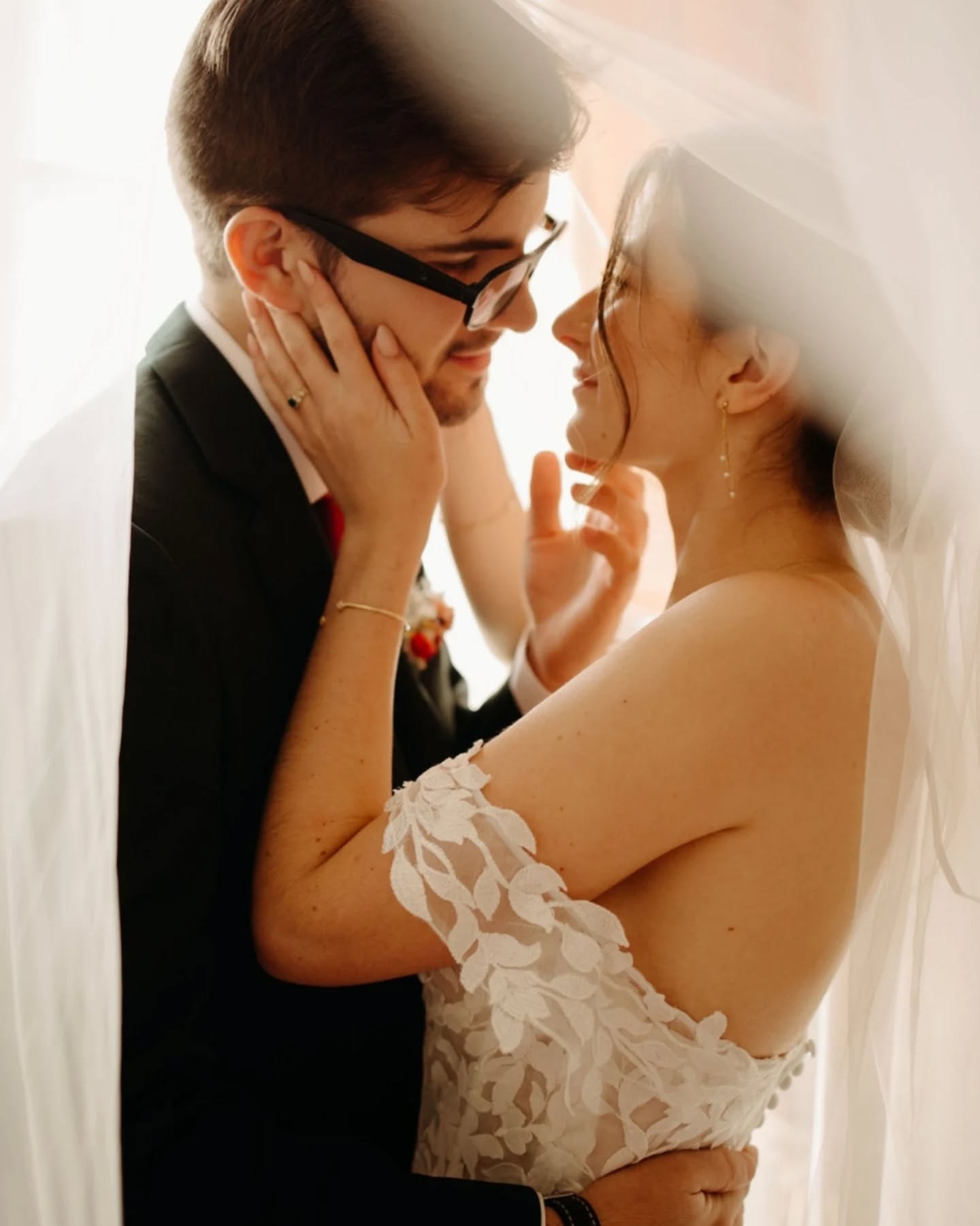 Une petite pause dans cette journée si intense.
Quelques minutes à deux, pour souffler, se retrouver, se regarder vraiment. 
La séance couple, c'est cet instant suspendu, loin de l'agitation, juste vous deux. 

Je suis Pauline, photographe lifestyle et mariage en Normandie -  www.paulinebetton.com