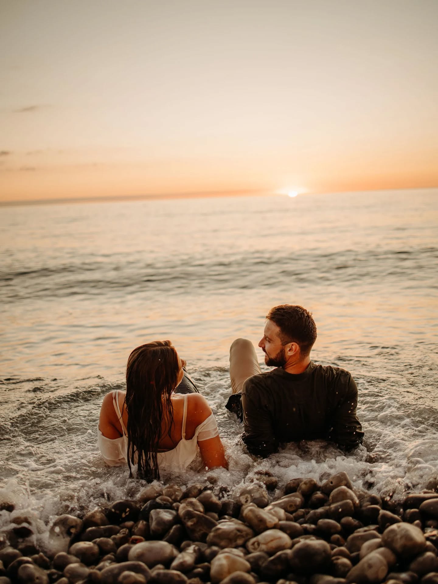 En 2026, hop tout le monde à l'eau ! Préparez les serviettes 😎  on va juste attendre qu'il fasse meilleur 🫣

Je suis Pauline, photographe de famille, couple et mariage en Normandie. Infos et réservations : www.paulinebetton com