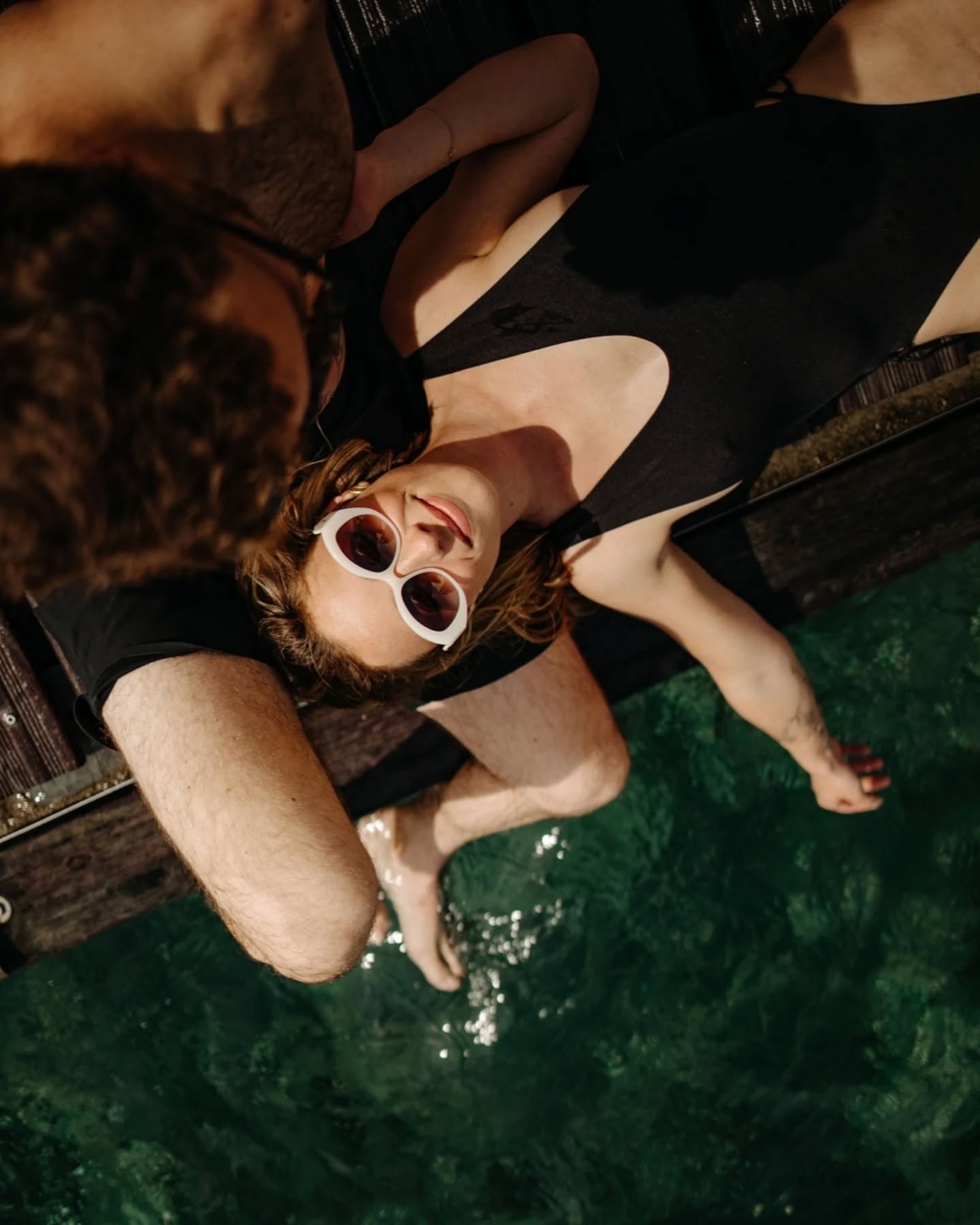 Je veux du soleil !!!! ☀️ Pas vous ? 
Alors en attendant, je me replonge dans les photos qui donnent envie de vacances ! 

(En vrai, je suis aussi nostalgique du workshop d'@emilieeychenne 🫣)

Workshop Amor y Mar par la talentueuse @emilieeychenne
MUA & bijoux : @sarah_fekir
Lunettes : @labellevue_40
Couple : @mamawaves_
Organisation : @collection.pointue
Partenaires : @matisseopro @neurapix @lomographyfrance @atelier.bechou