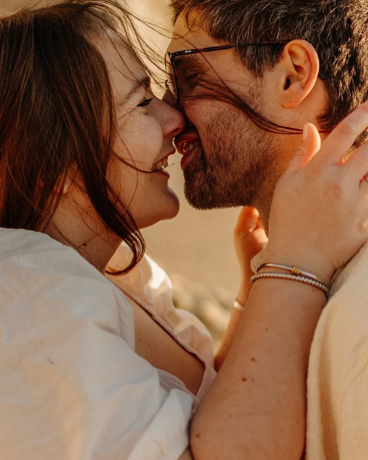 Vous rencontrez avant votre mariage, je ne m'en lasserai jamais ! ✨
Un cadre si romantique, un coucher de soleil aux pieds des falaises, un moment pour vous montrer votre amour.
Et un temps pour faire connaissance, pour que le jour j, vous ne me considériez pas comme une étrangère qui vient photographier ce moment spécial, et que je comprenne aussi comment vous êtes l'un avec l'autre 🥰
J'ai hâte maintenant d'être en décembre pour le mariage de ces amoureux 😍