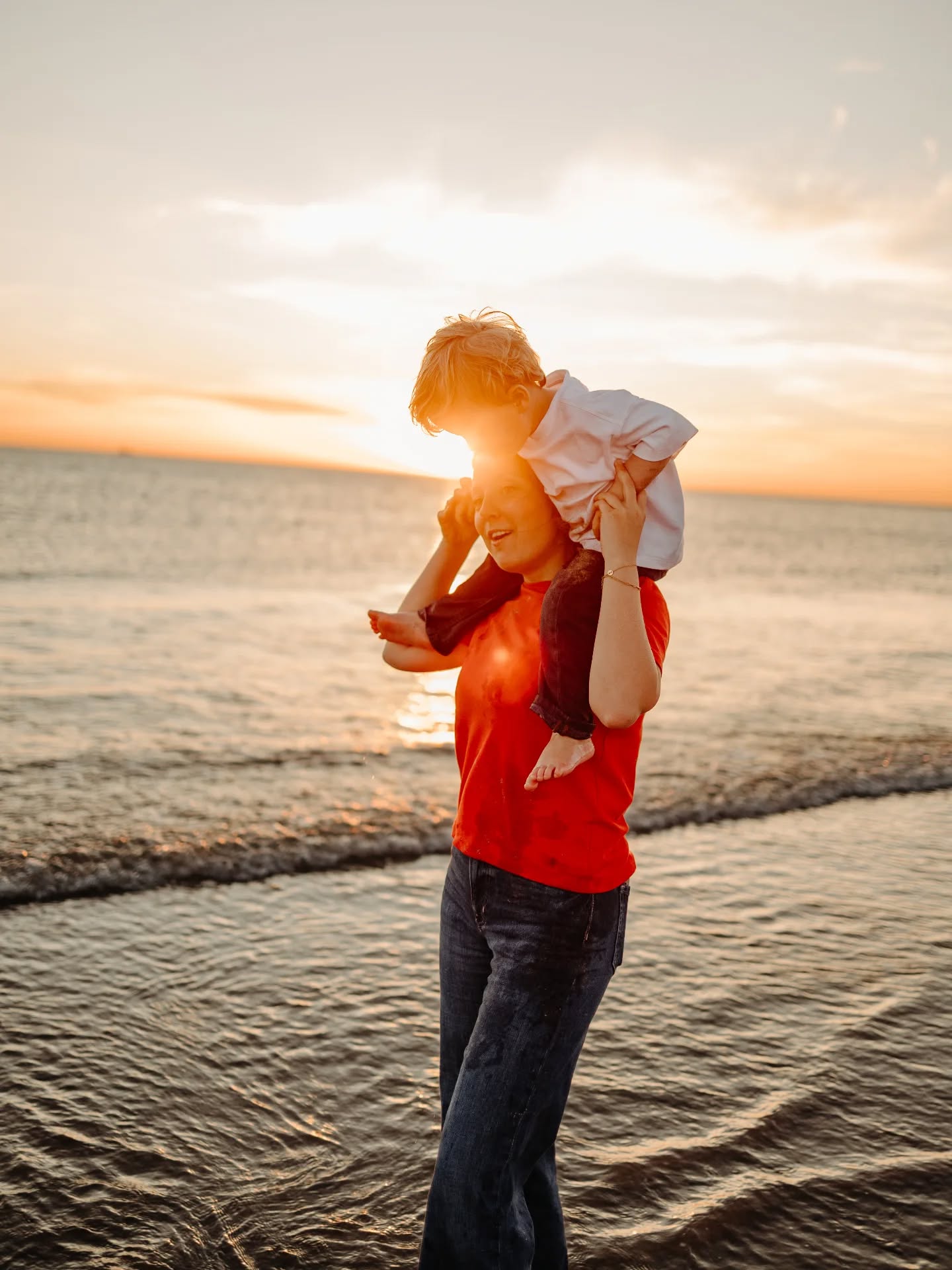 Une soirée sur la plage du havre à profiter du bon temps, se mouiller les pieds, tomber dans l'eau, finir en couche, si c'est pas la belle vie. 
Il faut lâcher prise durant ces moments et c'est comme ça que les meilleurs souvenirs naissent 🥰

Si toi aussi tu veux des souvenirs pleins de sable et d'eau de mer, écris-moi 🤗
Je suis Pauline, photographe en Normandie et ailleurs !
