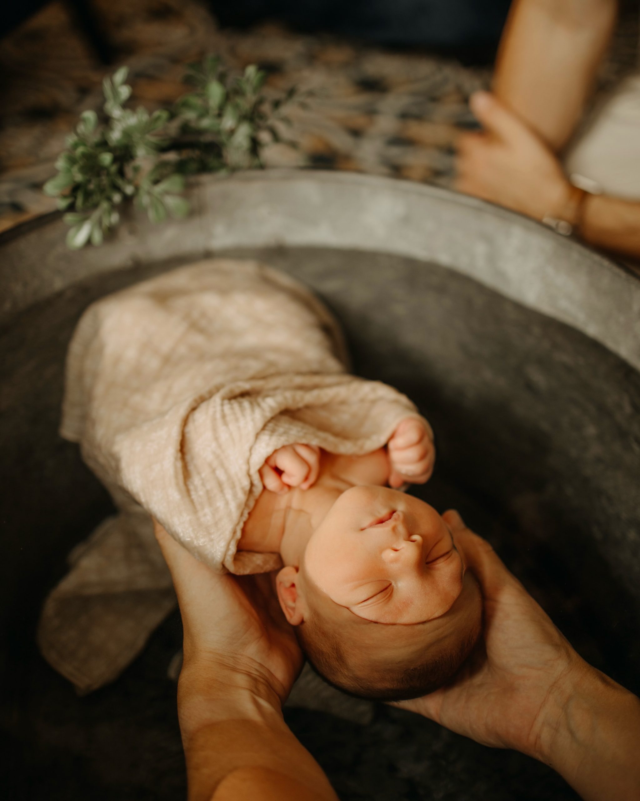 6 ans que j’ai la chance de suivre @petit_pas_petit et de photographier ces magnifiques moments ! 
6 ans que je vis ces émotions à vos côtés 🥰 ce bain, je l’aurai aimé pour mon grand, pour l’apaiser à la suite de sa naissance un peu compliquée, car j’en suis persuadée, ce que vivent vos bébés durant leur arrivée au monde peut encore se ressentir plusieurs années après !