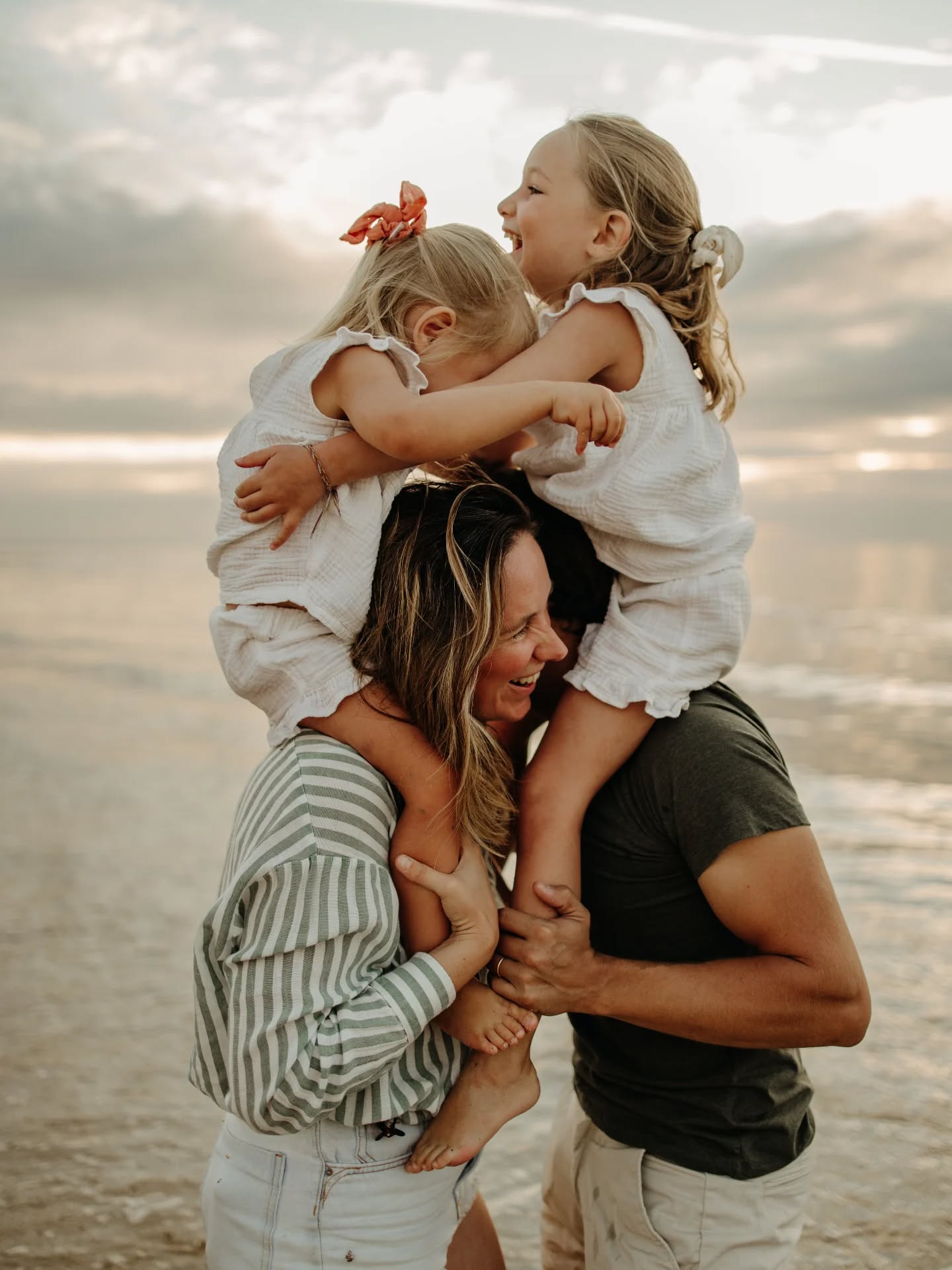 Les vacances, c’est prendre le temps.
Des rires, des câlins au bord de la mer, des jeux improvisés. Ces instants simples et vrais restent gravés bien au-delà de l’été 🥰
À Villers-sur-Mer, cette jolie famille a choisi de s’offrir ce moment ensemble, rempli de complicité

#photofamille #photographenormandie #villerssurmer #seancefamille #photographefamille