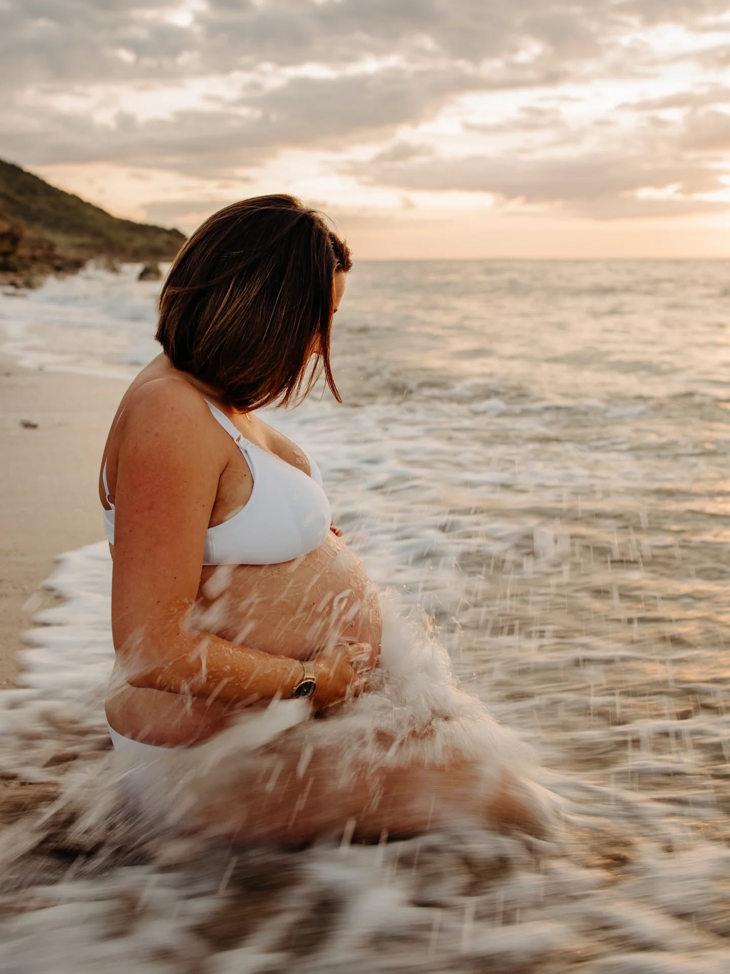 Merci de me faire confiance, merci de me suivre dans mes idées ! J’avais comme objectif cette année de vous mettre à l’eau 😁. La météo ne m’a pas permis de le faire autant que je l’aurais souhaité, car bien évidemment mon but n’est pas que vous tombiez malades après. Mais les quelques fois où l’on a pu le tenter, ce sont des moments magiques pour moi… et des souvenirs incroyables pour vous !

#photographegrossesse #photographenormandie #villerssurmer #femmeenceinte #couchersoleil
