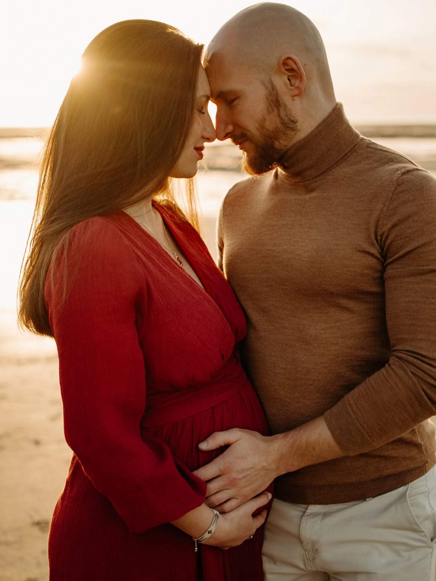 Par une fin d’après-midi de novembre, nous sommes parties sur une plage de Normandie que je ne connaissais pas pour immortaliser l’attente de ce petit bébé qui viendra agrandir la famille de mon cousin et sa chérie, ma famille 🥰
Ce n’est pas souvent que je photographie les miens, il y a toujours un stress supplémentaire, le fait qu’ils me voient dans un autre environnement, celui de mon travail!
Et pourtant, je reste la même !

📷 Je suis Pauline, photographe en Normandie
Écrivez-moi pour organiser votre séance