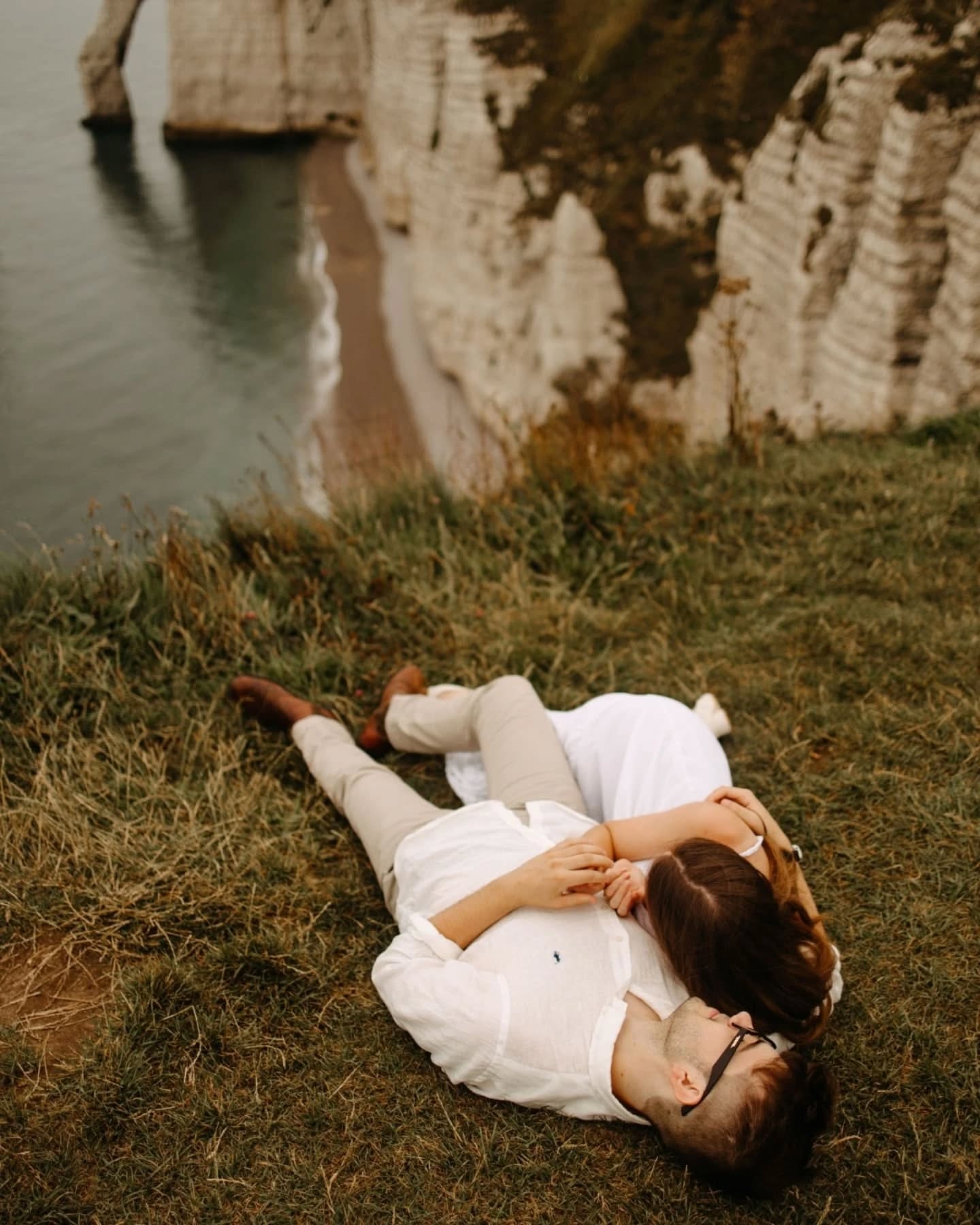 Une séance engagement, ce n’est pas juste un shooting!
C’est un moment rien qu’à deux, avant le mariage, pour souffler au milieu des préparatifs et garder une trace de votre lien tel qu’il est aujourd’hui 🥰

Pas de pose figée, pas de sourire forcé ! Juste vous, ensemble, dans un lieu qui vous ressemble !
Un bord de mer au coucher du soleil, une balade en forêt, un champ en fleurs… ou cet endroit qui a un lien si particulier pour vous 🤩

C’est l’occasion de vous sentir à l’aise devant l’objectif, de créer des images qui racontent votre histoire, et de garder un souvenir intime et vivant de cette période unique ♥️

#seanceengagement #seancecouple #coupleetretat #etretat #seanceetretat #mariagenormandie #photographenormandie