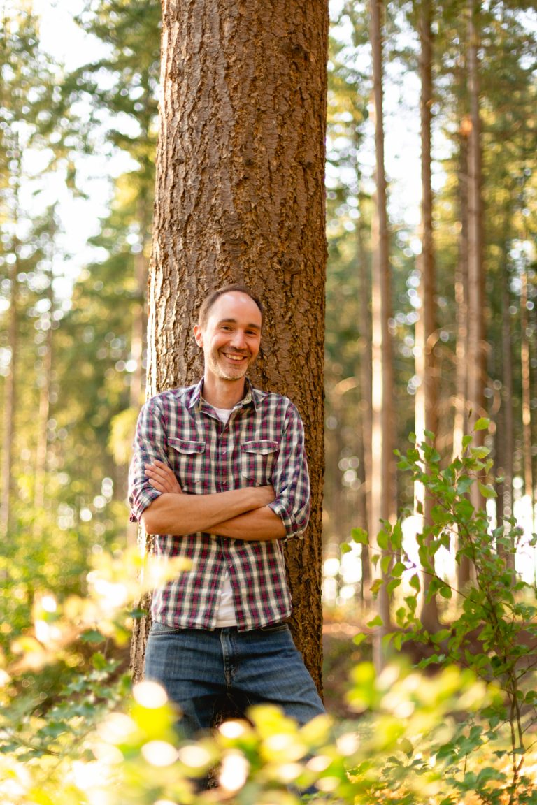 Portrait d'un homme posant devant un arbre