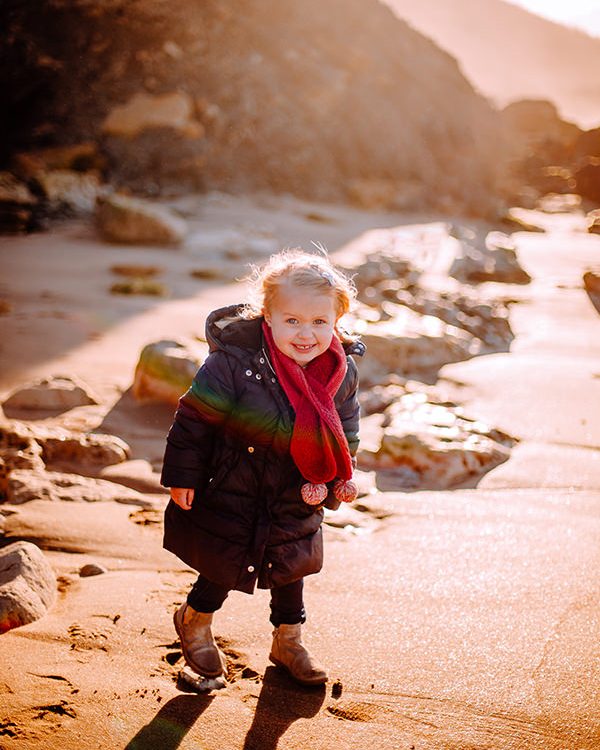 enfant qui marche sur la plage
