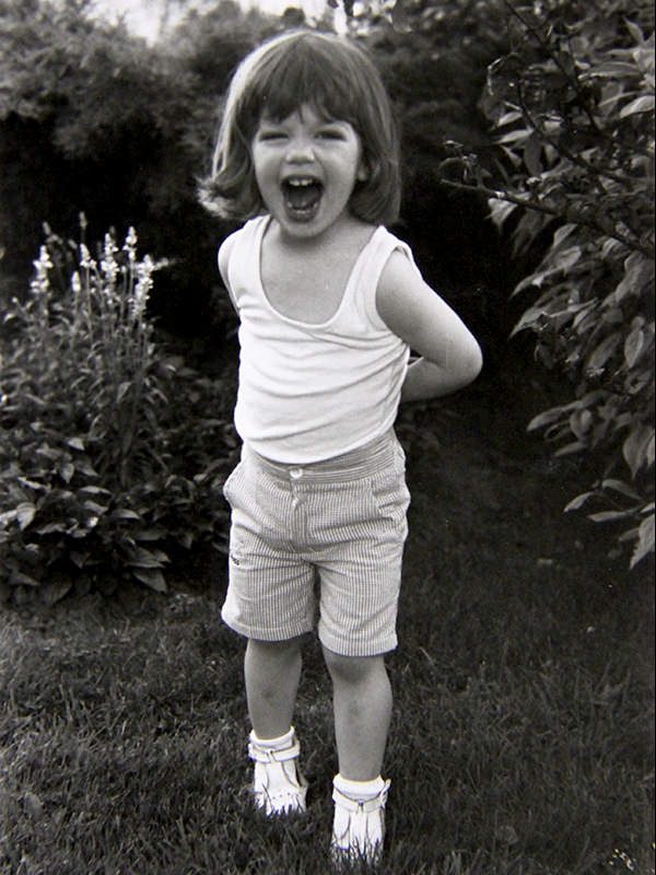 photo de la photographe quand elle était petite en train de rire