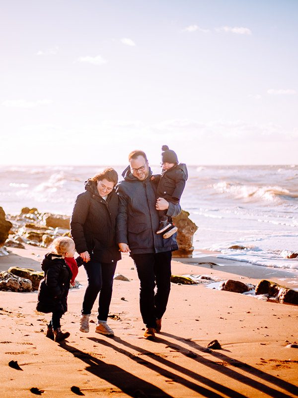 famille qui marche sur la plage de villers-sur-mer