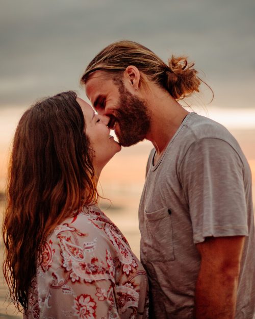 photographie d'un couple complice prêt à s'embrasser